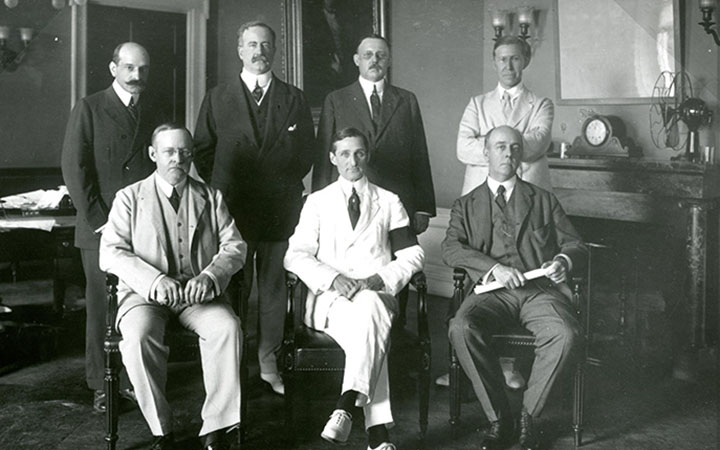 Front row, L-R: Charles Hamlin, William McAdoo, Frederic Delano. Back row, L-R: Paul Warburg, John Skelton Williams, W.P.G. Harding, A.C. Miller.