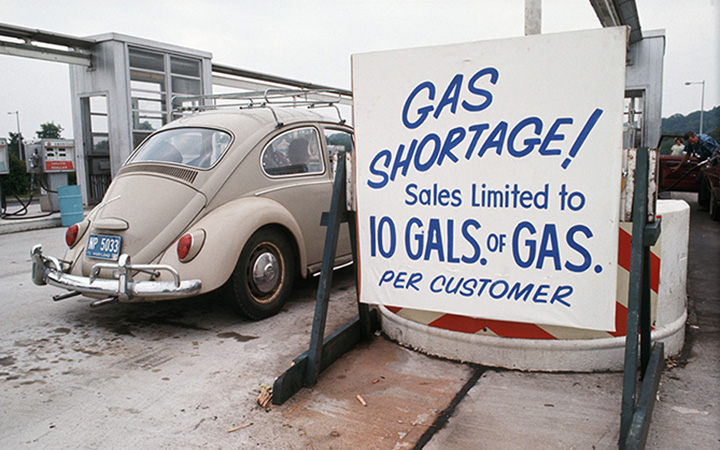 Sign reading "Gas shortage! Sales limited to 10 gallons of gas per customer" posted at a Connecticut filling station during the energy crisis